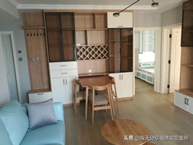 越来越多人不做吊顶，看她家装修，全屋定制的柜子真漂亮，晒晒-2.jpg