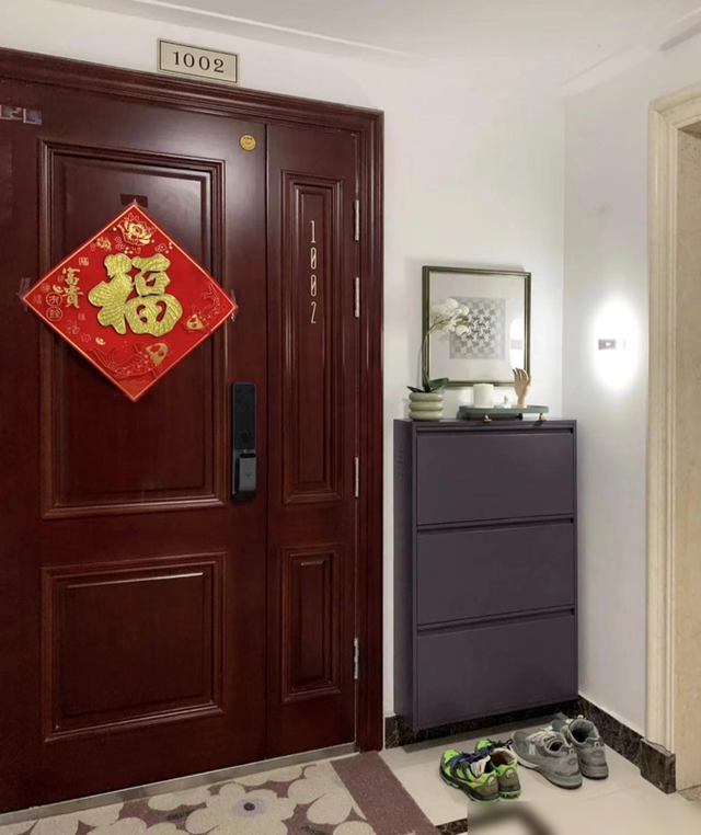 她不顾反对坚持全屋装极简风，将家装修得一尘不染，效果真心漂亮-2.jpg