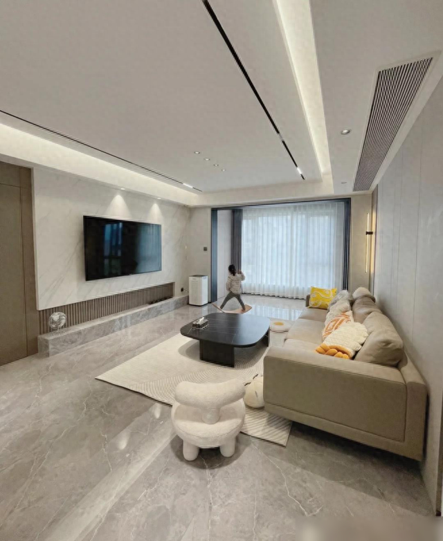 90后夫妇新家，坚持全屋打满柜子，效果不是一般的实用大气-1.jpg