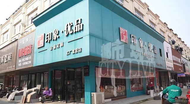 定制家具货不对板 记者帮忙从中调解-1.jpg