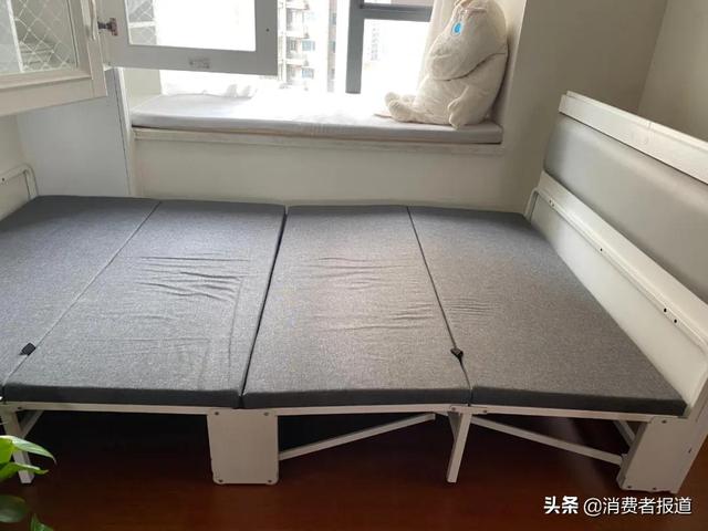 欧派定制柜柜板出现多个孔洞，安装工人仅用贴纸贴住-4.jpg