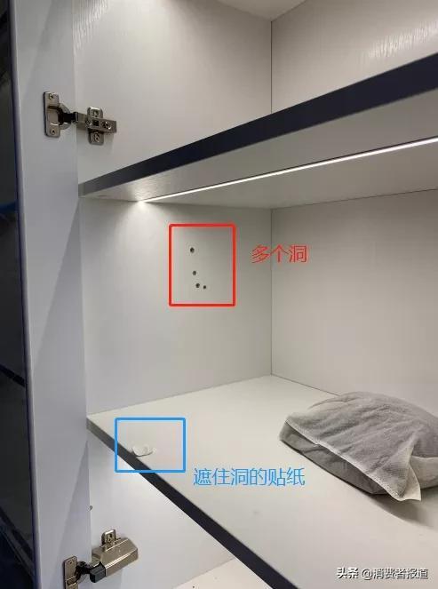 欧派定制柜柜板出现多个孔洞，安装工人仅用贴纸贴住-9.jpg