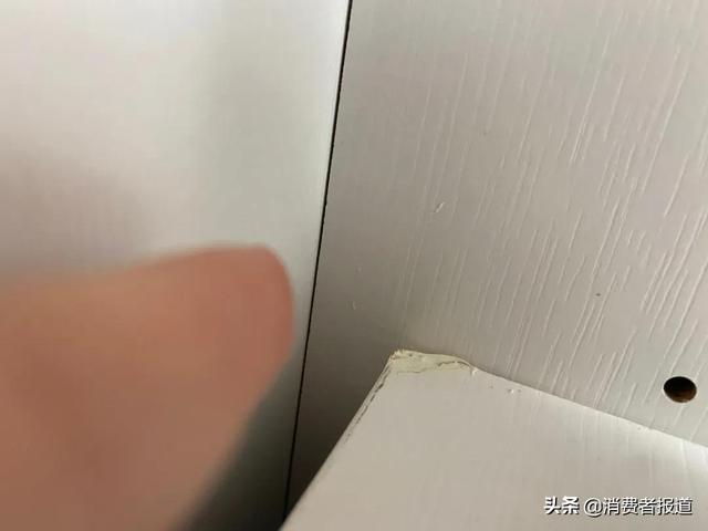 欧派定制柜柜板出现多个孔洞，安装工人仅用贴纸贴住-13.jpg