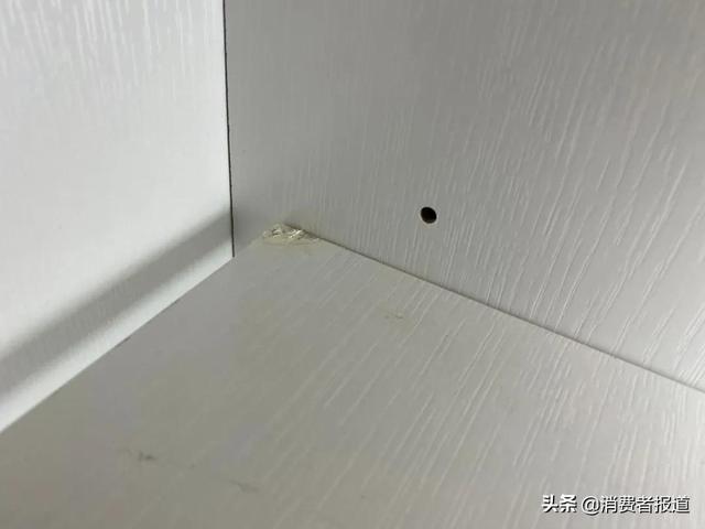 欧派定制柜柜板出现多个孔洞，安装工人仅用贴纸贴住-12.jpg