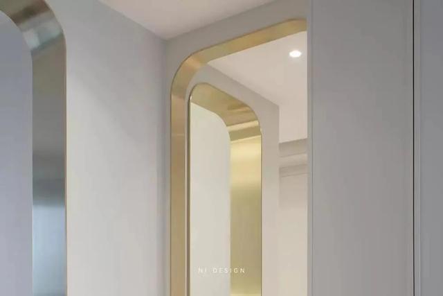 130㎡简约三居，金属勾勒的轻法式浪漫主义-4.jpg