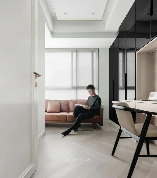 130㎡简约三居，金属勾勒的轻法式浪漫主义-24.jpg